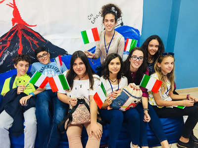 Education without borders. Spanish students waving Italian flags and Italians holding proudly the Spanish. That is the point of this project, to open minds and to change lifes forever #erasmus #erasmusplus #consuegra#iesconsaburum #etwinning